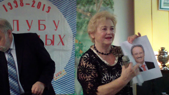 Поздравления Клубу ученых зачитывает президент клуба Валентина Науменко